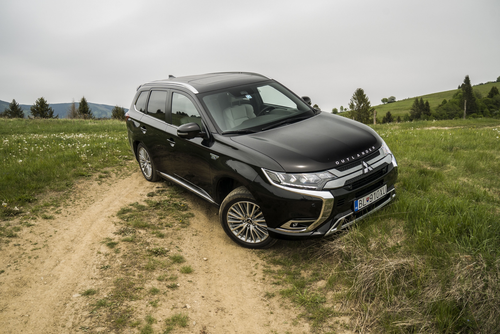 Test: Mitsubishi Outlander PHEV sa oplatí nabíjať doma