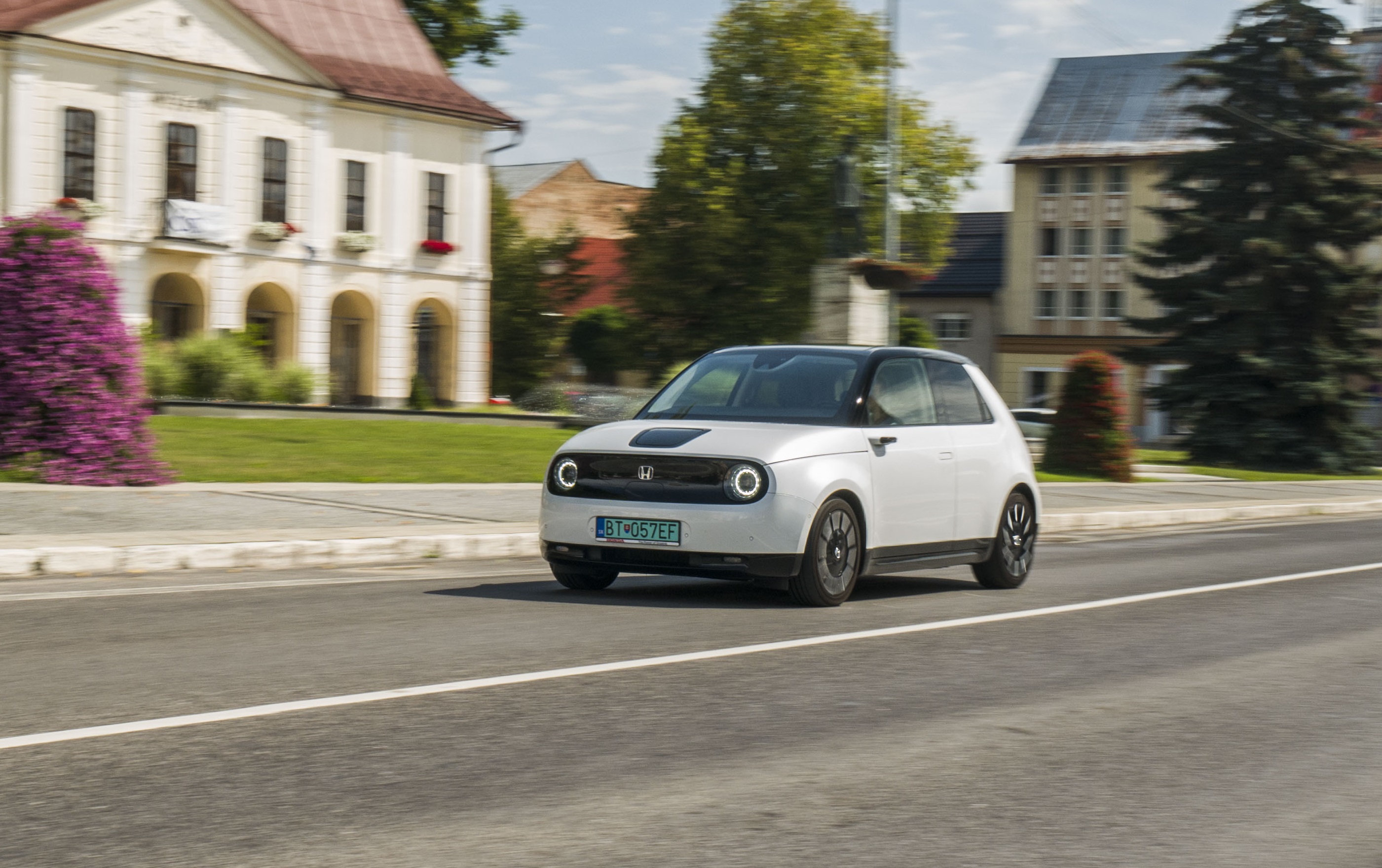 Test: Nepodceňujte Hondu e. V zákrutách je rýchlejšia ako väčšina áut