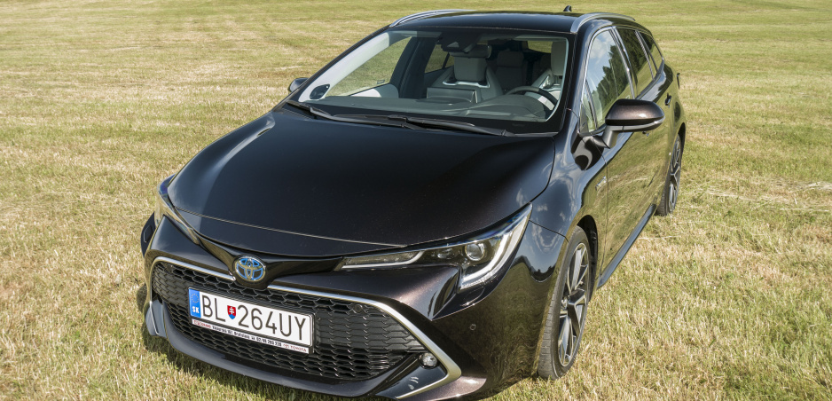 Test Toyota Corolla sedan vs. kombi: Dve Corolly, dva hybridy a dve super spotreby