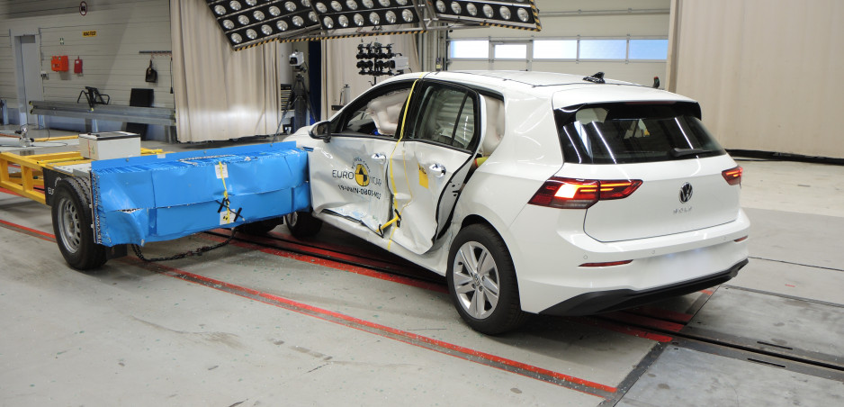 Testami Euro NCAP prešlo desať áut. Novému VW Golf sa pri náraze otvorili dvere