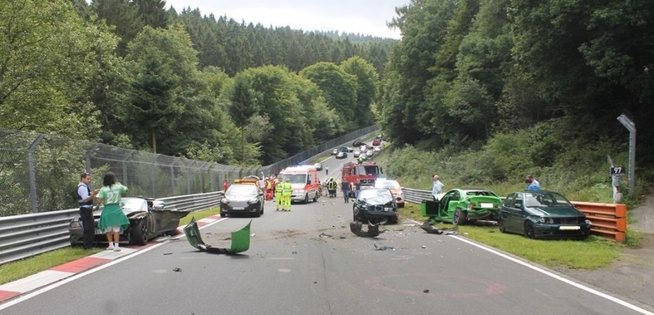 V nedeľu Nürburgring zatvorili po ťažkej nehode desiatich áut