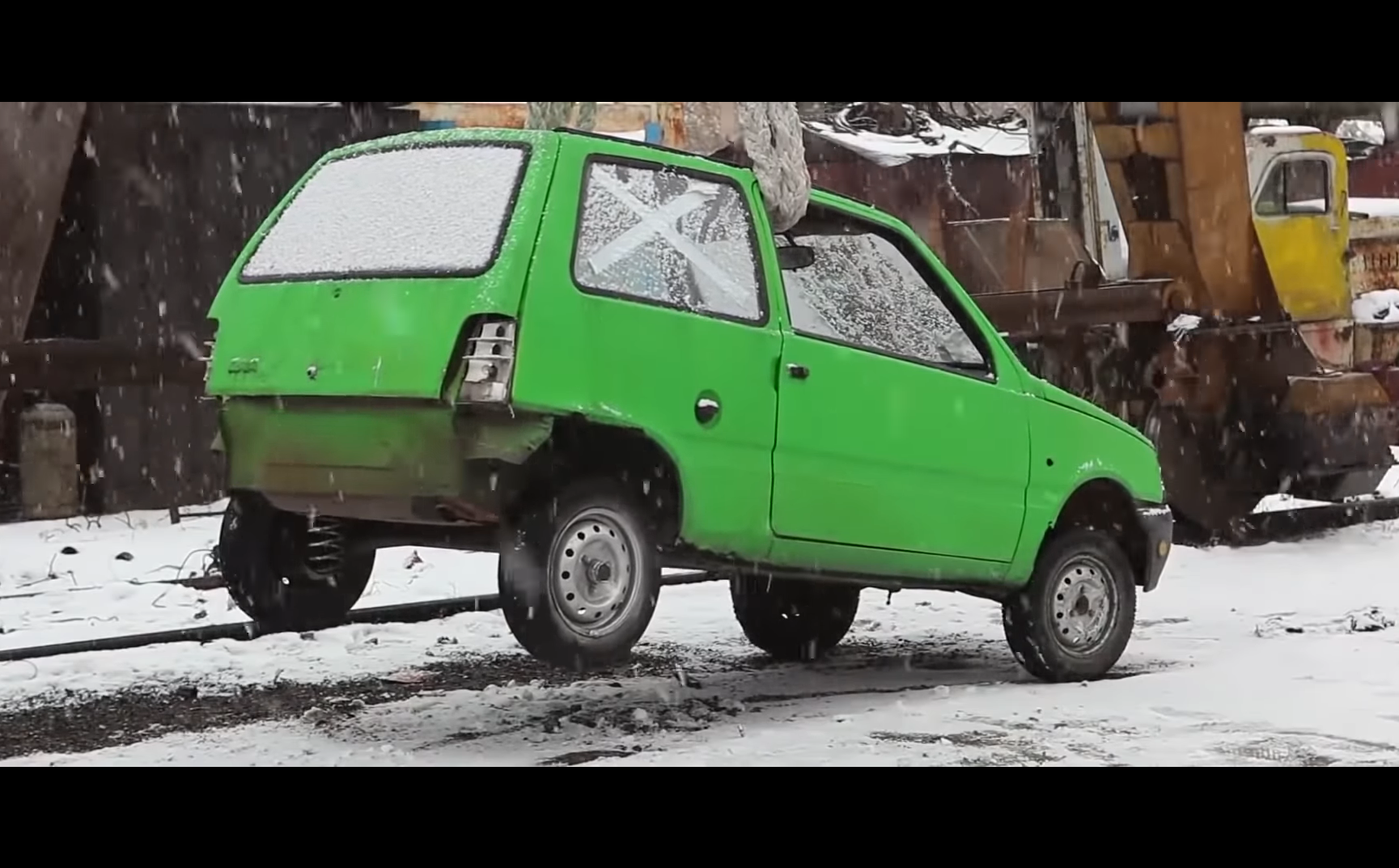 Video: Rus nadvihol auto len pomocou toaletného papiera
