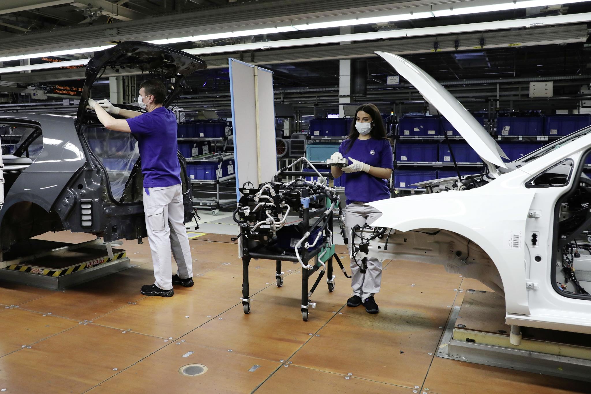 Volkswagen postupne naštartuje výrobu, začne Bratislavou