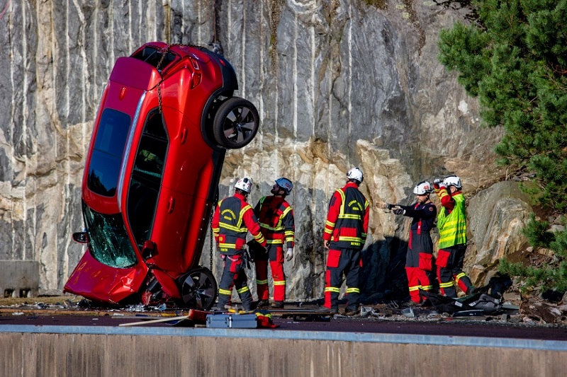 Volvo zhadzovalo autá z výšky 30 metrov, aby pomohlo so záchranou životov