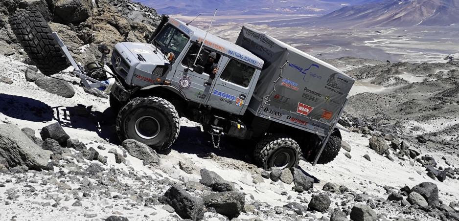 Vozidlo nikdy nevyšlo tak vysoko. Unimog U 5023 sa vyšplhal do výšky 6493 m