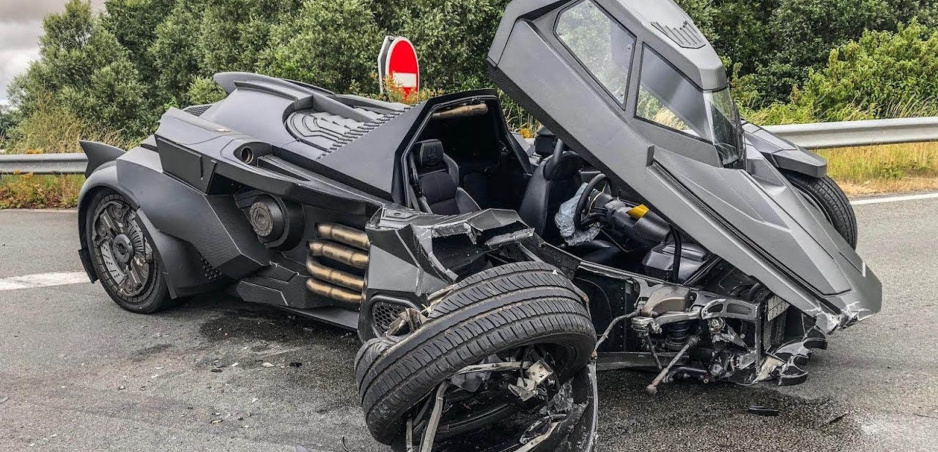 YouTuber zničil Batmobil za milión eur. Mal nehodu s Renaultom