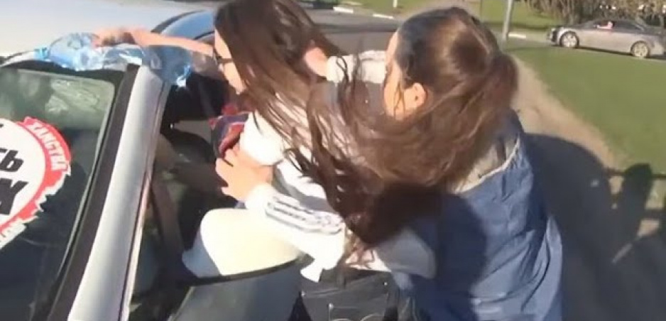 Youtuberi z Ruska vyučujú vodičov: Za arognatné správanie dostanú nálepku cez okno