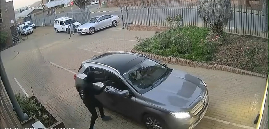 Z tohto videa mrazí: Vodič Mercedesu sa len o vlások vyhol únosu