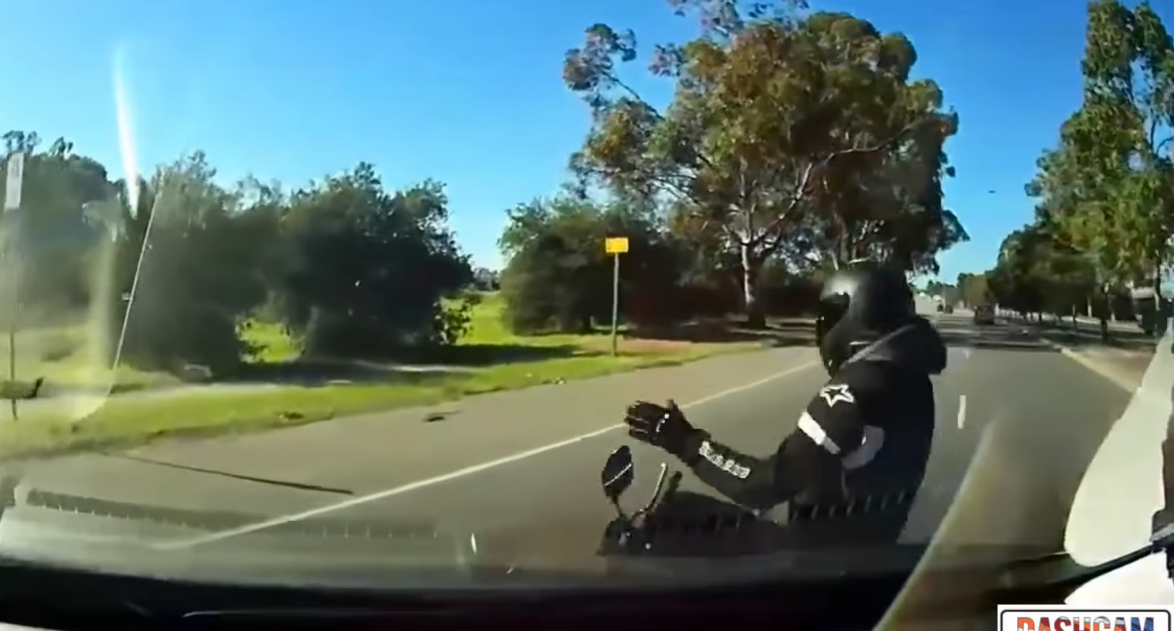Z tohto videa mrazí: Vodič zrazil motorkára. Ten takmer odletel pod kamión