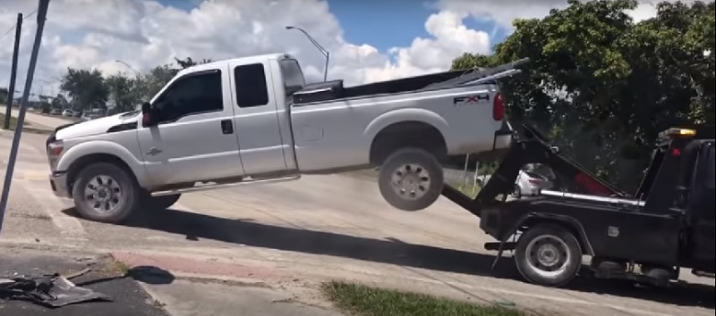 Video: Američan sa vzoprel exekútorovi. Chcel si vziať späť auto