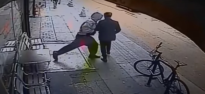 Toto video vám vyrazí dych: Muž sotil chodca pod auto