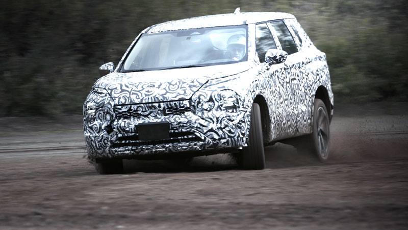 Prototyp Mitsubishi Outlander sa ukázal na snehu a v blate