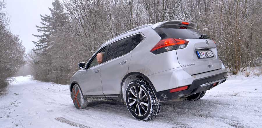 Nissan X-Trail a snehová dilema v kopci:  reťaze, 2WD, 4WD?