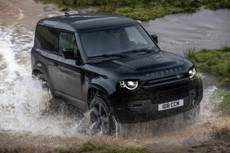 Land Rover predstavil najvýkonnejší Defender AJ V8