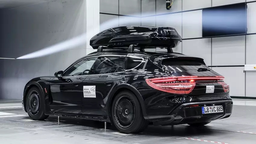 Porsche vyvinulo strešný box pre rýchlosti do 200 km/h