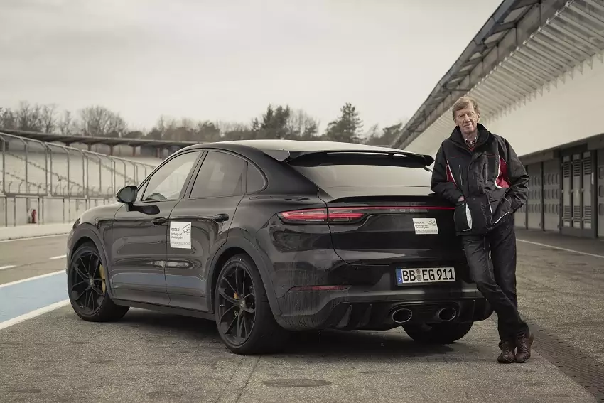 Porsche pripravuje výkonnejší Cayenne Coupe. Otestoval ho Walter Röhrl