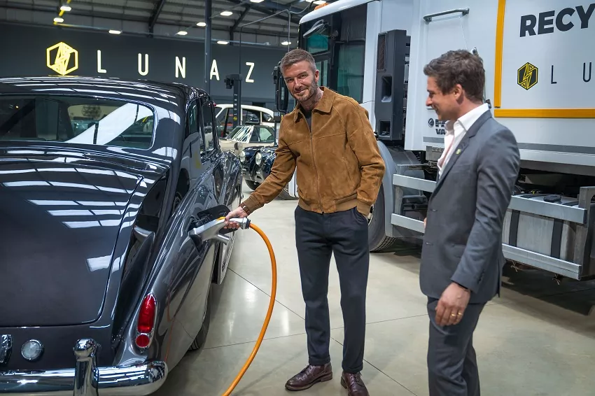 David Beckham investoval do netradičnej automobilky Lunaz