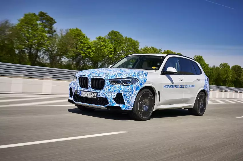 BMW začalo s testovaním vodíkových áut v premávke