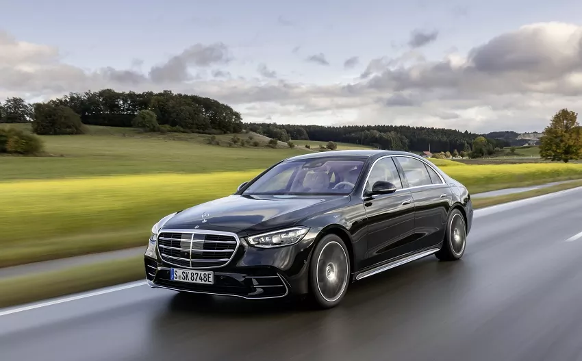 Plug in hybridný Mercedes S ide do predaja. Na jedno nabitie prejde 100 km