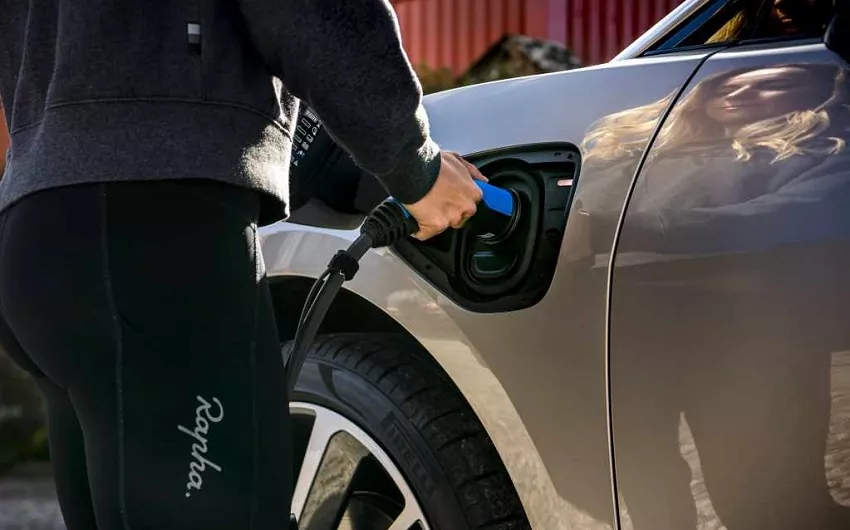 Podľa štúdie je servis elektromobilov drahší v porovnaní so spaľovacími autami