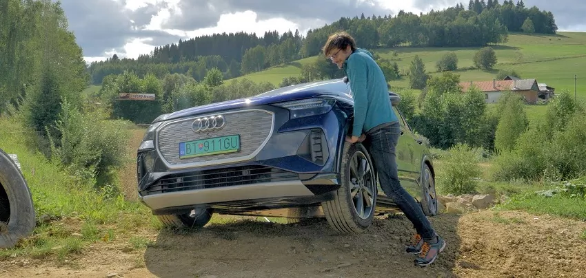 Test: Audi Q4 e-tron sa pýši nálepkou quattro. Právom?