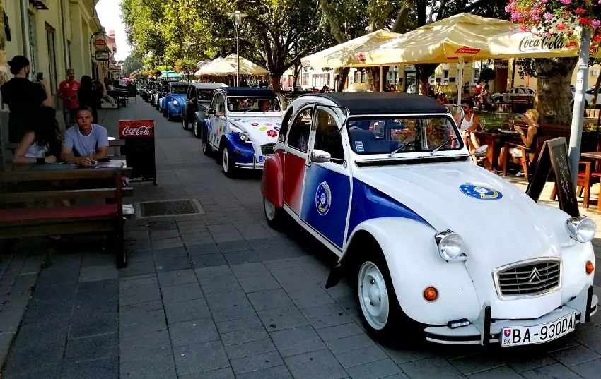 Citroeny "kačica" zavítajú na hrad Modrý Kameň