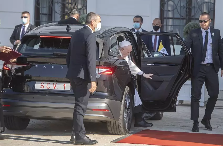 Pápež František využíva na Slovensku elektromobily Škoda Enyaq