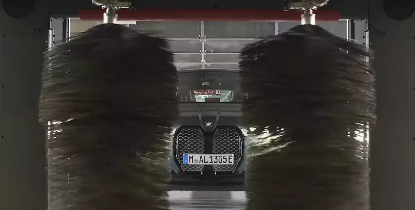 Video: BMW iX samé zaparkuje, nabije sa a nájde autoumyvárku