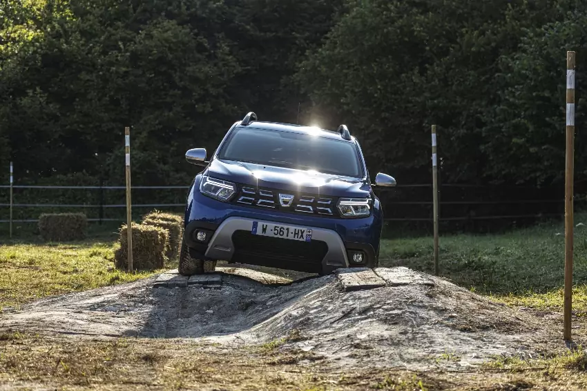 2021 - New  Dacia Duster 4X4 - Iron Blue tests drive (1) (850x567)