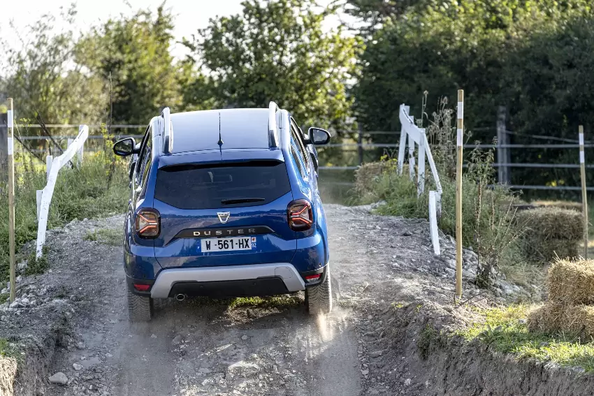 2021 - New  Dacia Duster 4X4 - Iron Blue tests drive (4) (850x567)