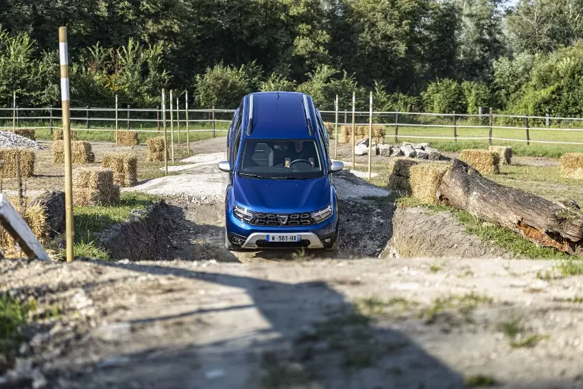 2021 - New  Dacia Duster 4X4 - Iron Blue tests drive (9) (850x567)