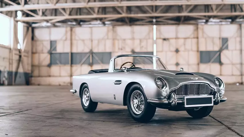 Aston Martin DB5 Junior je auto pre malého Bonda s cenou limuzíny