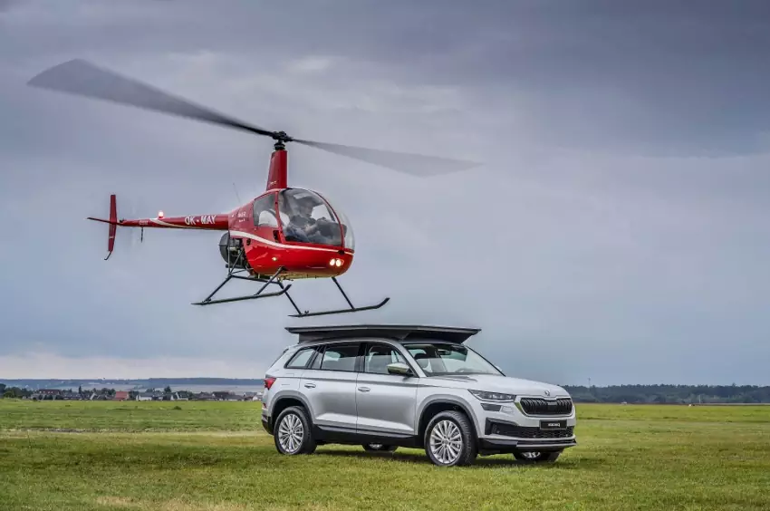 Video: Na streche Škody Kodiaq pristál vrtuľník