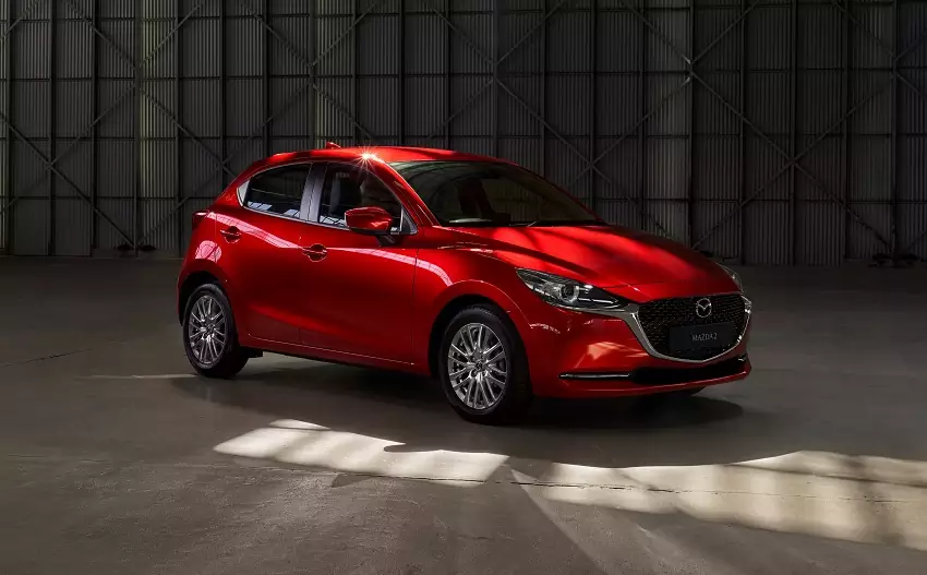 Nová Mazda 2 bude prezlečený hybridný Yaris