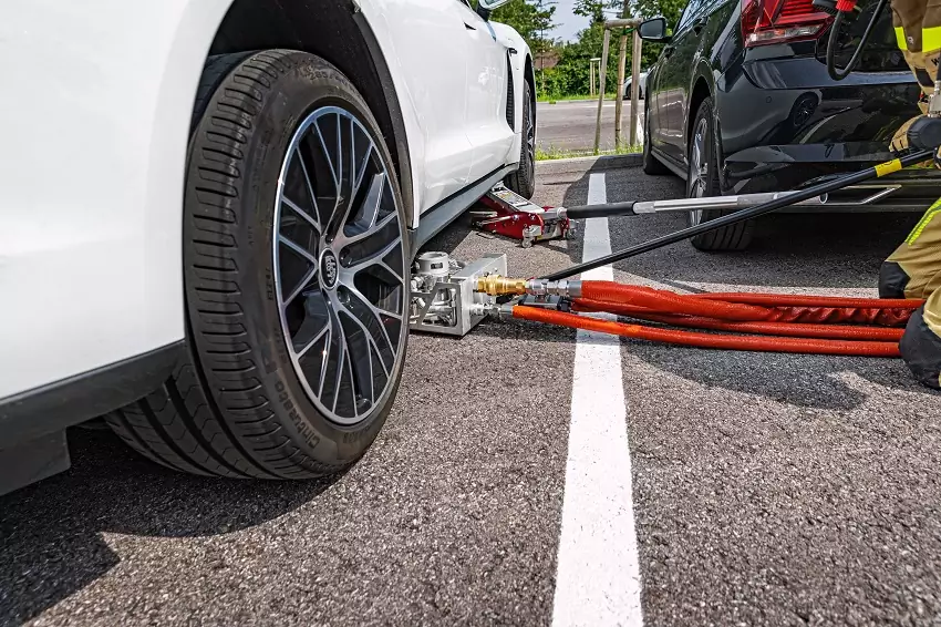 Nový hasiaci systém pre elektromobily je bezpečnejší a efektívnejší