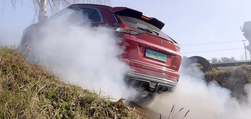 Test: Mitsubishi Eclipse Cross PHEV 4x4 sme zobrali na skúšku do terénu