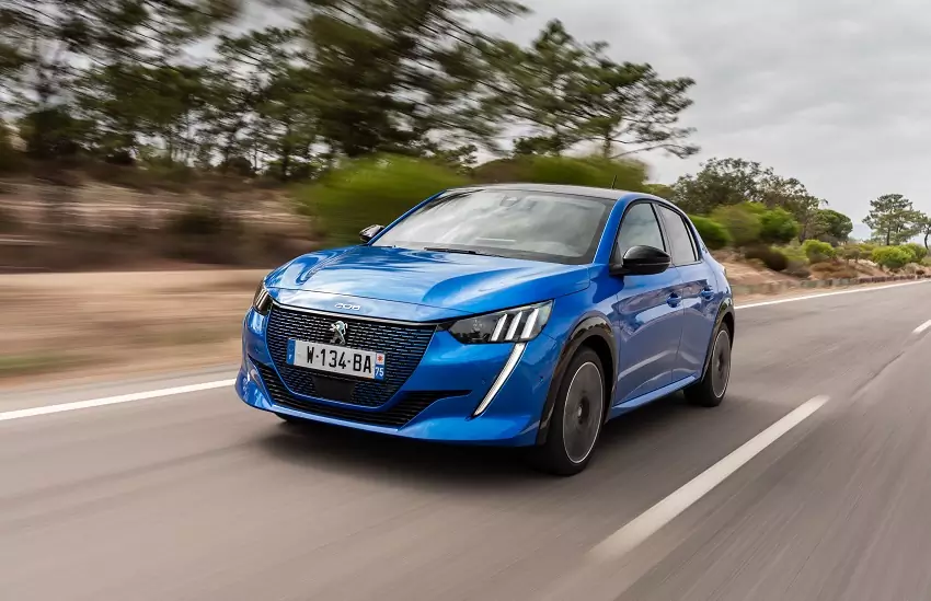 Peugeot zvýši diaľničný dojazd elektromobilov e-208 a e-2008