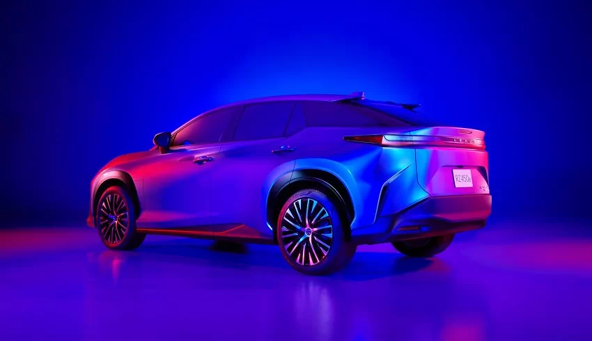 Lexus RZ 450e bude výkonnejšou a luxusnejšou dvojičkou Toyoty bZ4X