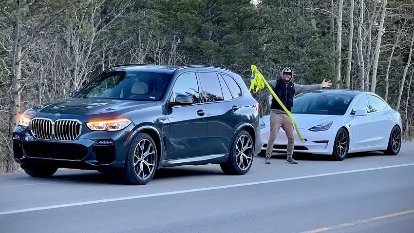 BMW X5 ťahaním nabilo vybitú batériu Tesly Model 3