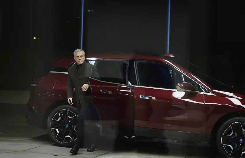 Vianočný film BMW s hviezdnym obsadením: Christoph Waltz na úteku..