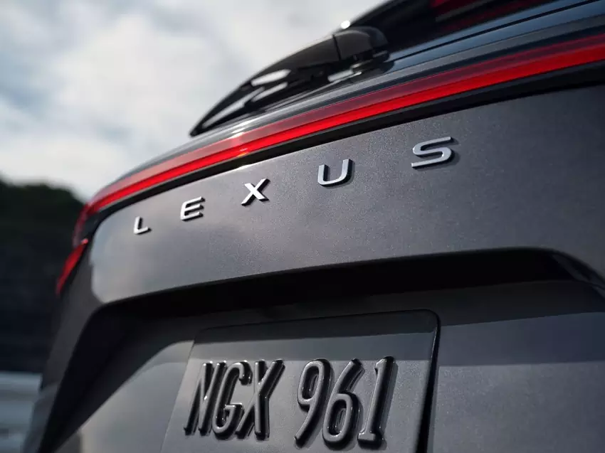 Lexus sa (čiastočne) lúči so svojím logom