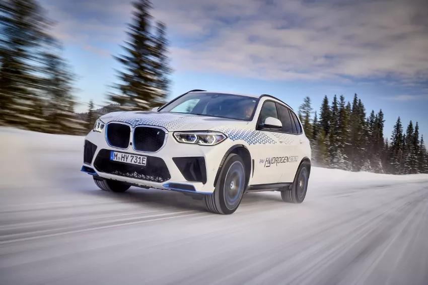 BMW testuje vodíkové SUV iX5 pri polárnom kruhu