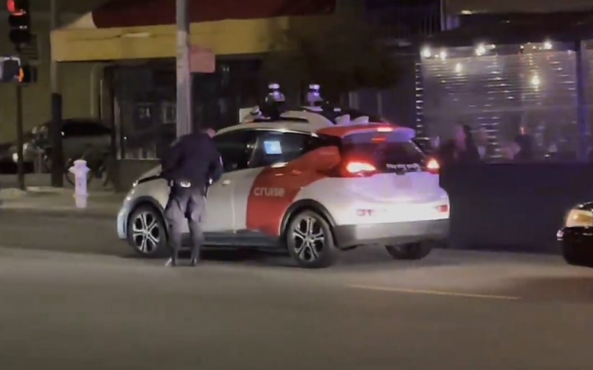 Policajti v San Franciscu zastavili auto bez šoféra pre vypnuté svetlá