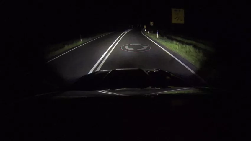 Svetlomety Fordu premietnu na cestu dopravné značenie
