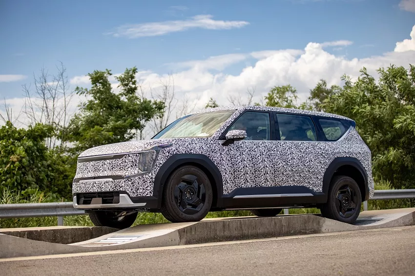 Kia EV9 podstupuje posledné testy. Priestorom bude konkurovať BMW X7