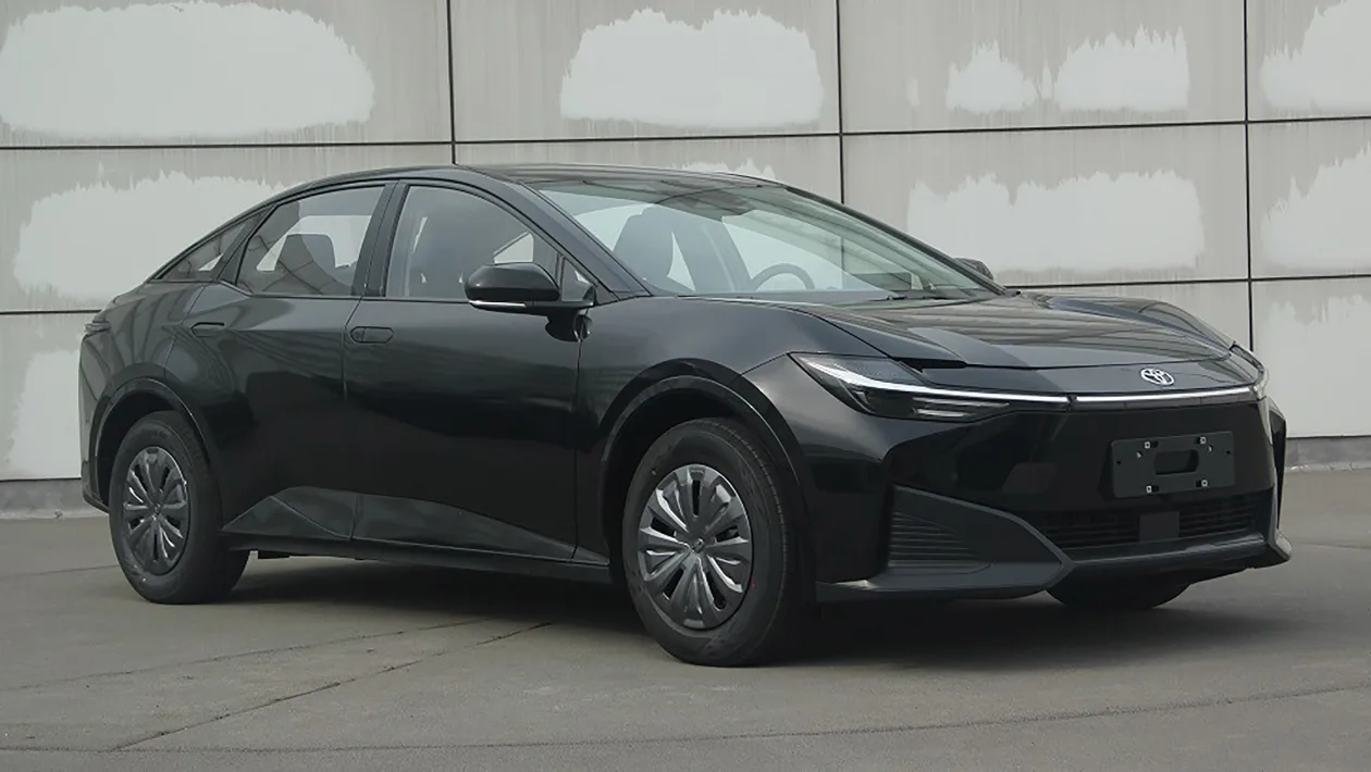 Toyota pripravuje elektrický sedan bZ3 (prvé foto)