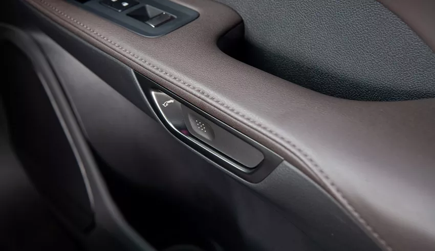 Elektronická kľučka Lexusu zabráni nehode pri vystupovaní