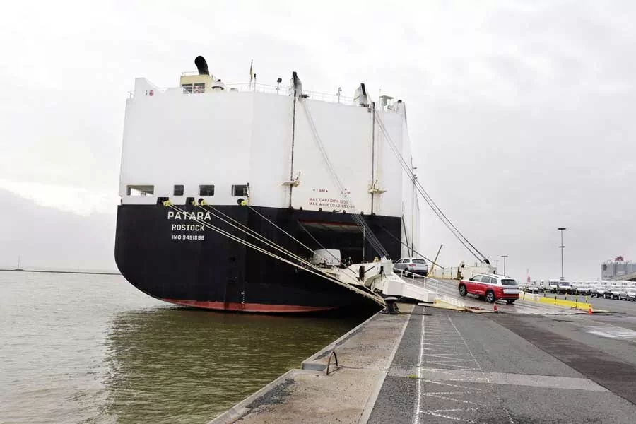 Nedostatok lodí spôsobuje meškanie a zdražovanie áut