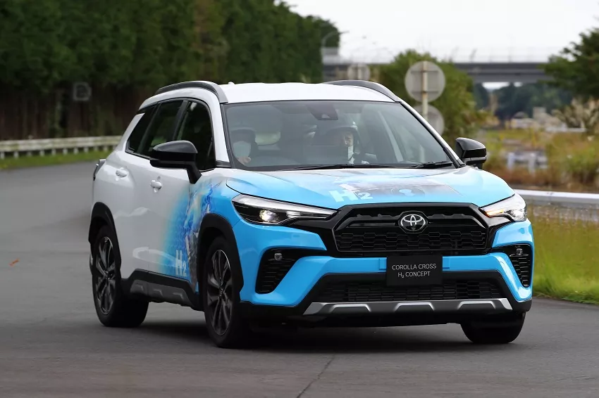 Toyota Corolla Cross s motorom na vodík začne zimné testy