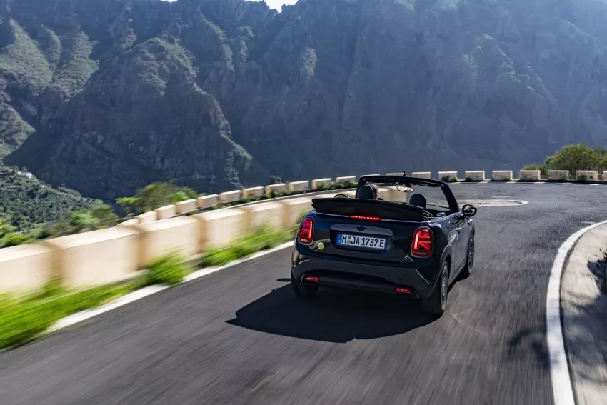 MINI Cooper SE Cabrio bude raritným modelom